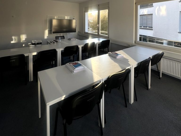Seminarraum mit Bildschirm bei IBBE in Esslingen