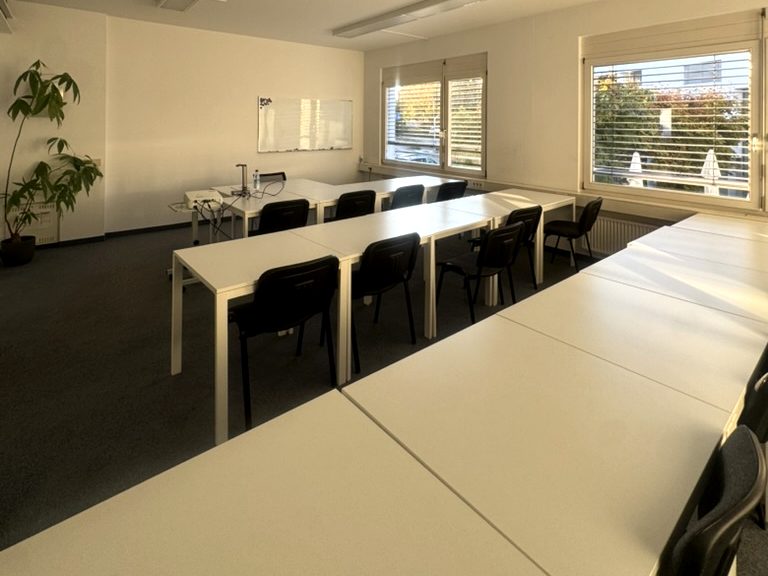 Heller Seminarraum mit Whiteboard bei IBBE in Esslingen