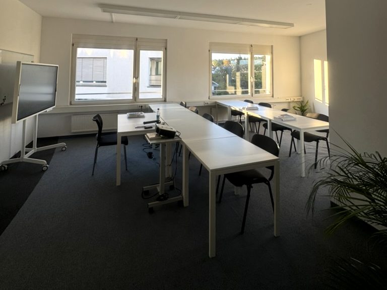 Seminarraum mit Smartboard bei IBBE in Esslingen