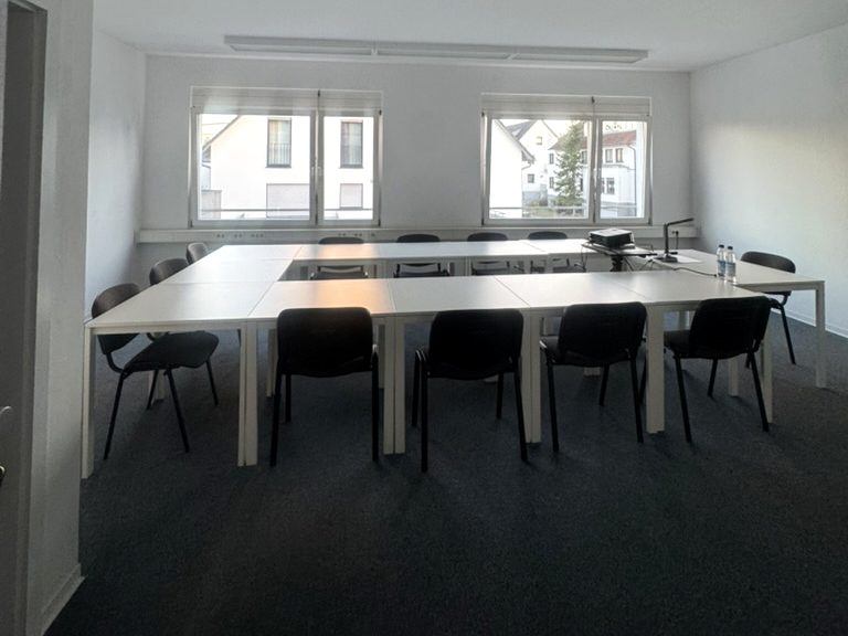 Seminarraum mit Tischen in U-Form bei IBBE in Esslingen